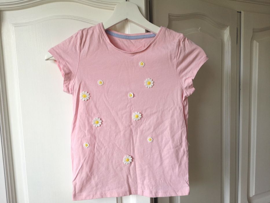 Dziewczęca koszulka z krótkim rękawem - róż w stokrotki: rozm. 122