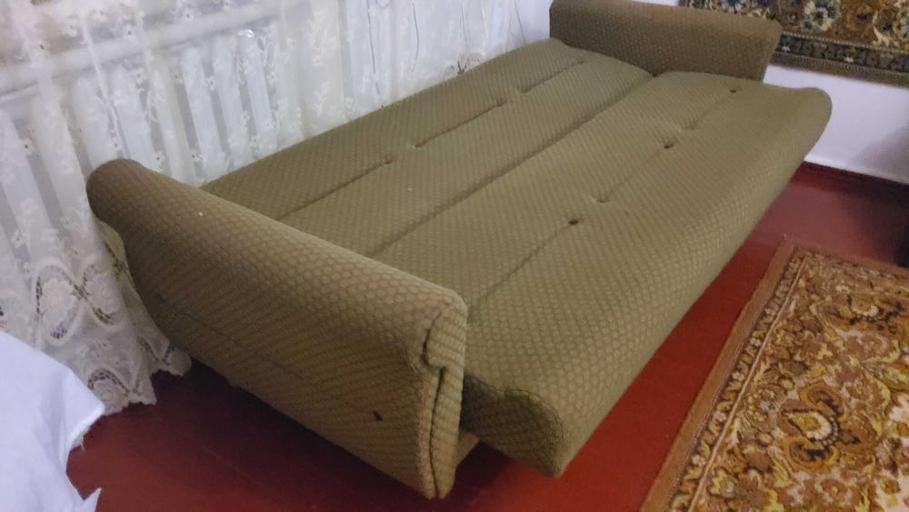 Диван  1.10 на 1.84, натуральное дерево