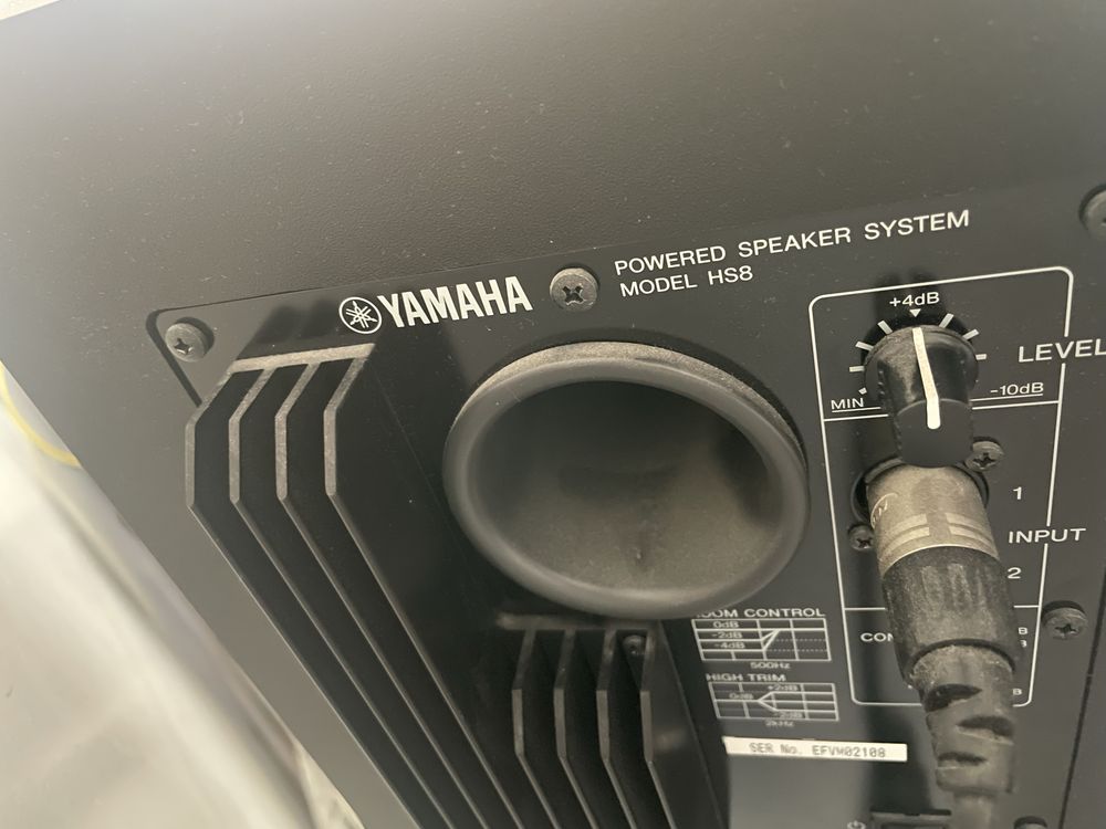 Yamaha HS8 colunas e suporte