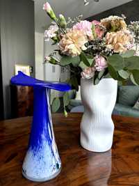 Vintage wazon w wielu kolorach z dominacją kobaltu i bieli