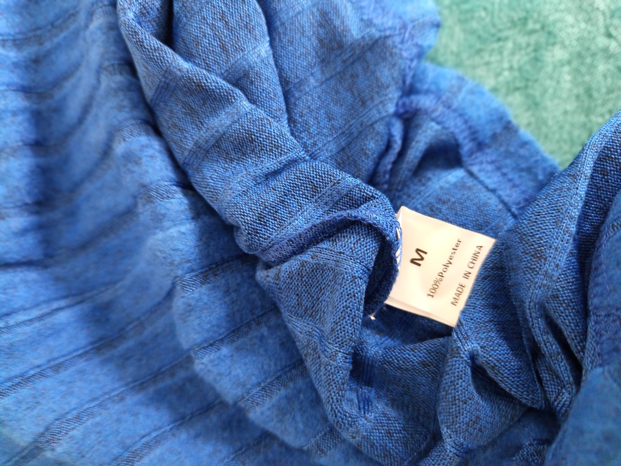 Vestido azul de malha.