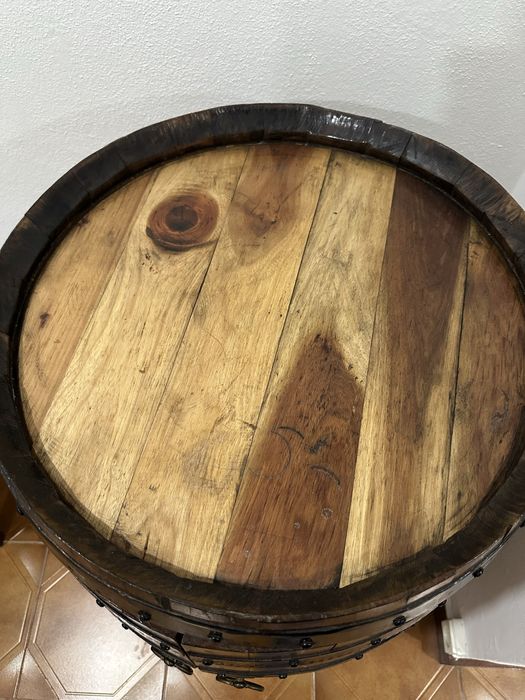 Barril em madeira com detalhes em ferro