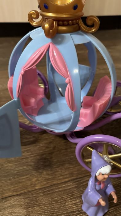 Карета з лялькою та лошадьми