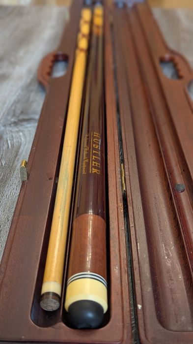 Професійний кий для біл'ярду Hustler в чохлі з червоного дерева