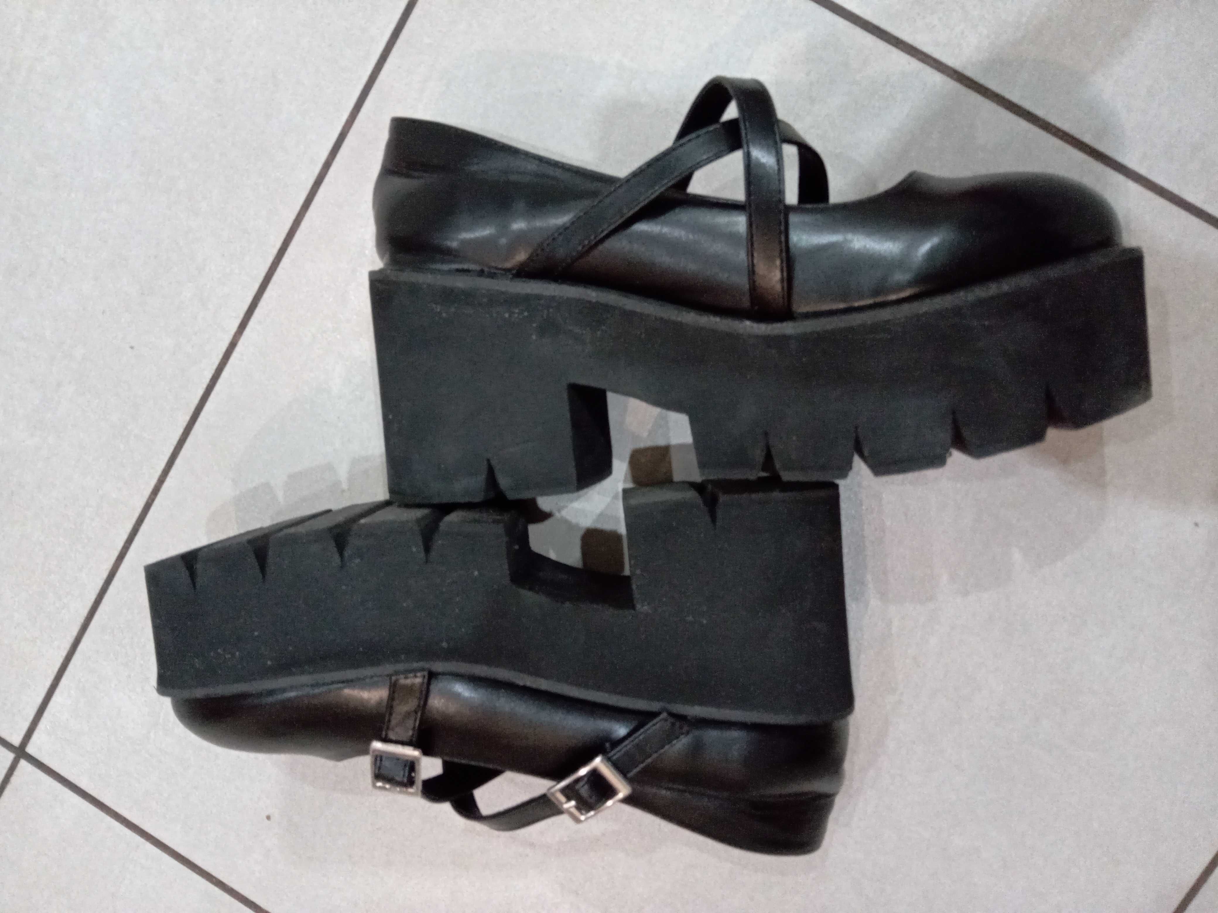 Buty na koturnie r 40