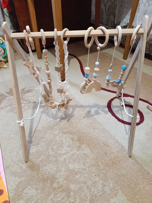 Розвиваюча стійка Монтессорі з 2 наборами іграшок