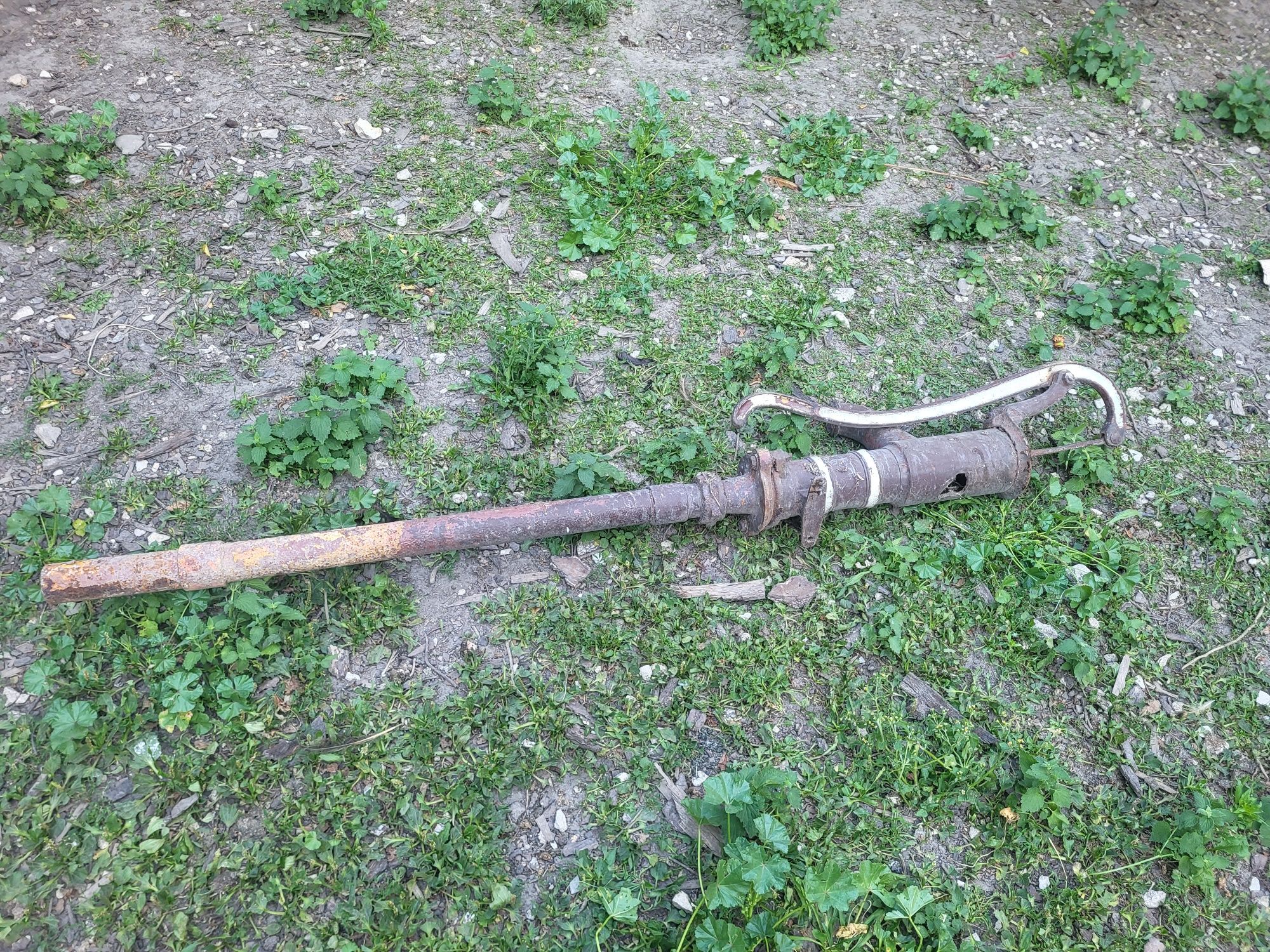 Stara żeliwna pompa ręczna abisyńska