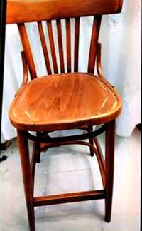 Cadeira em madeira cor pinho 1,04m de altura 46 cm de largura