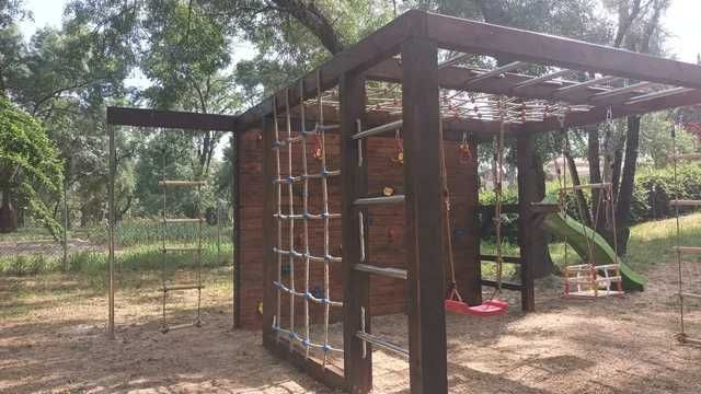 PARQUE INFANTIL, REDE DE CORDAS, PEDRAS DE ESCALADA, ESCADA DE MACACO.