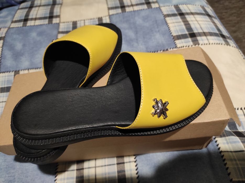 Нові шкіряні шльопанці та туфлі