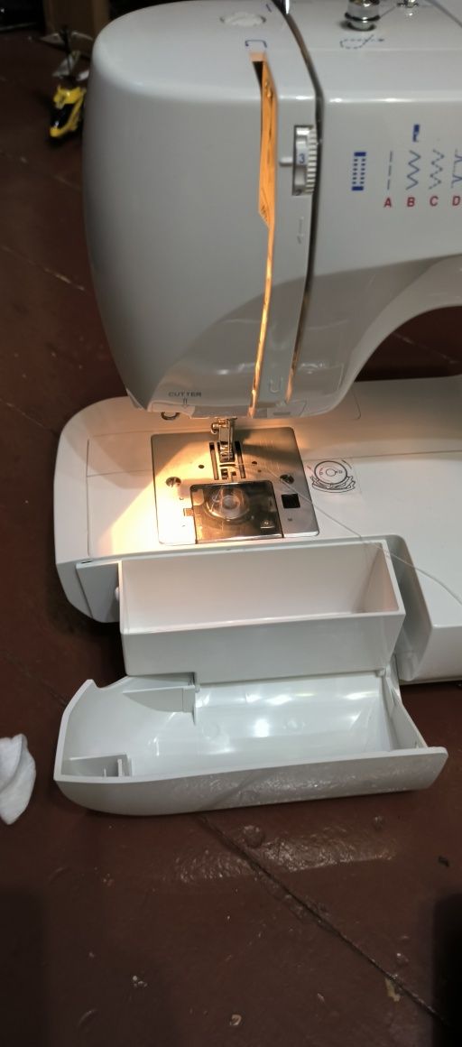 Бытовая швейная машина MINERVA M 926