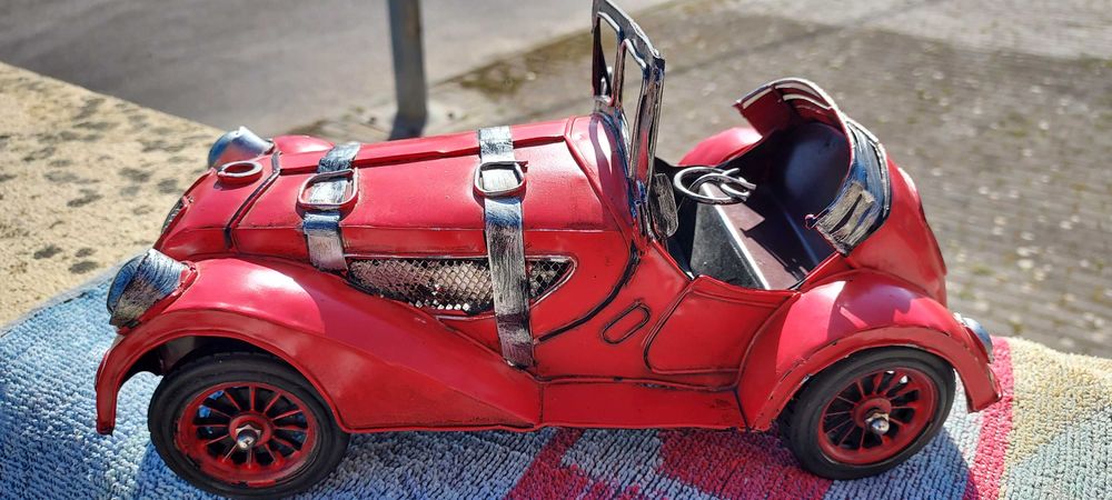 Réplica de carro antigo de cor vermelha