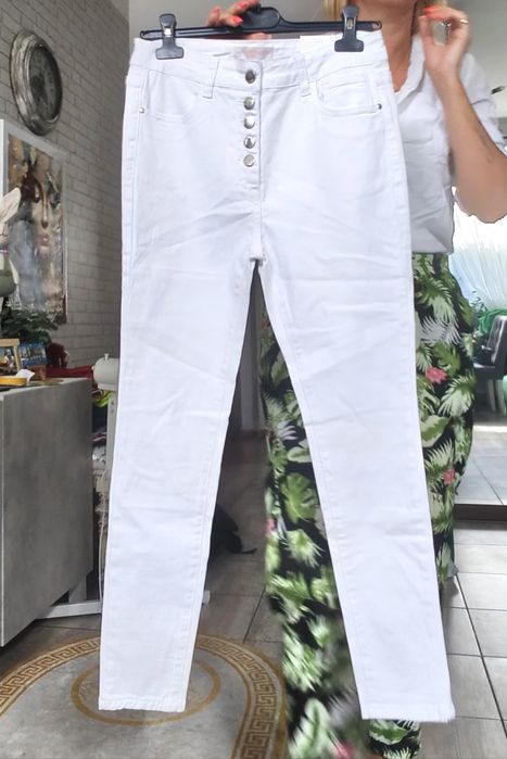 Biale bawelniane spodnie jeansowe z elastanem, uciagliwe, z guzikami
