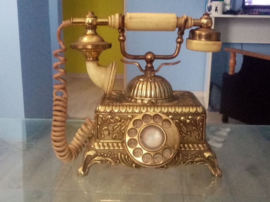 Stary telefon z słuchawką