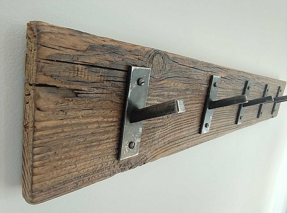Wieszak loftowy z drewna i stali – industrialny design