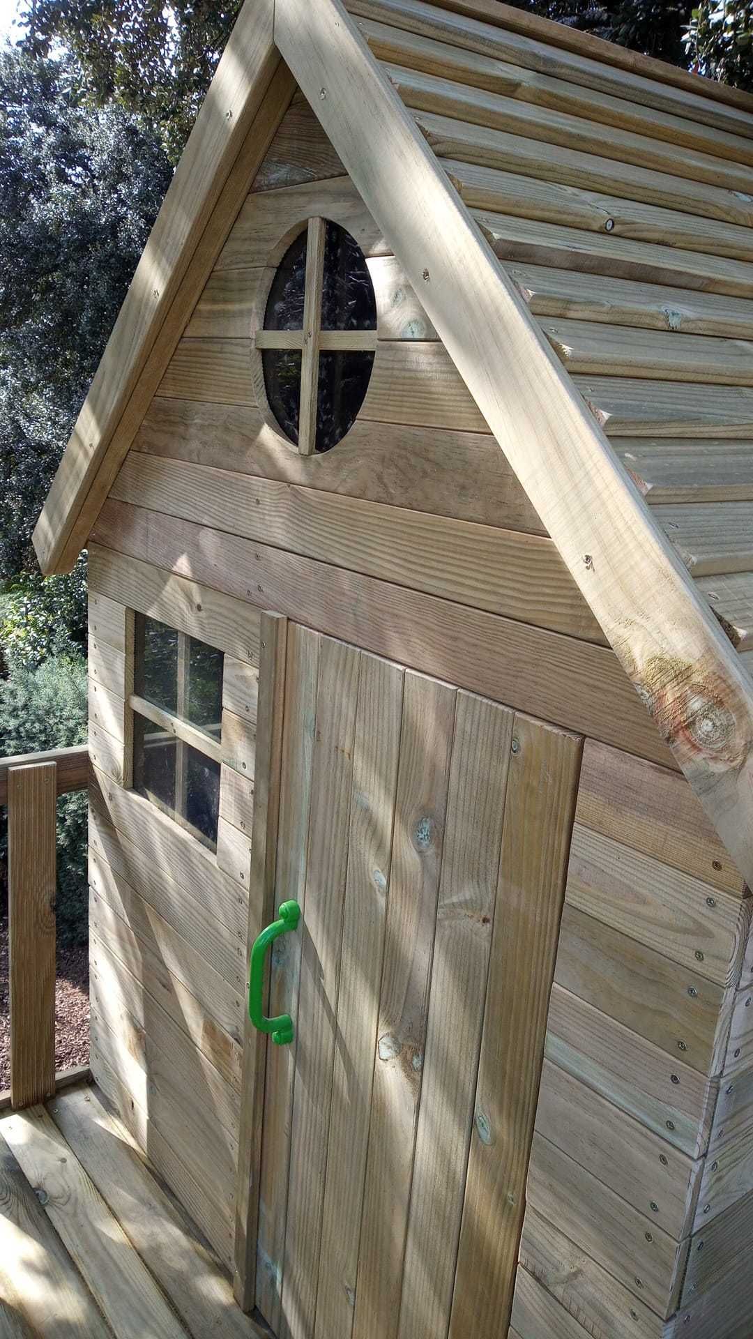 Casinha na árvore com parede de escalada