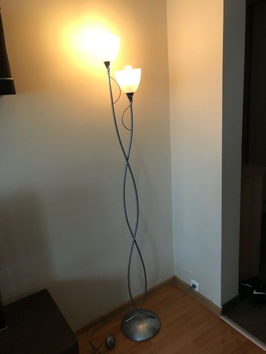 Lampa stojąca do salonu