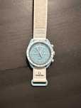 Omega x Swatch Zegarek SO33L100 Uranus - Kosmiczny GPS Tracking 2024