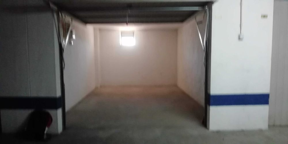 Arrenda-se  garagem Box