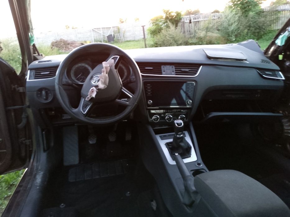 SKODA OCTAVIA III 2012. 2021 wykładzina dywan podłokietnik deska