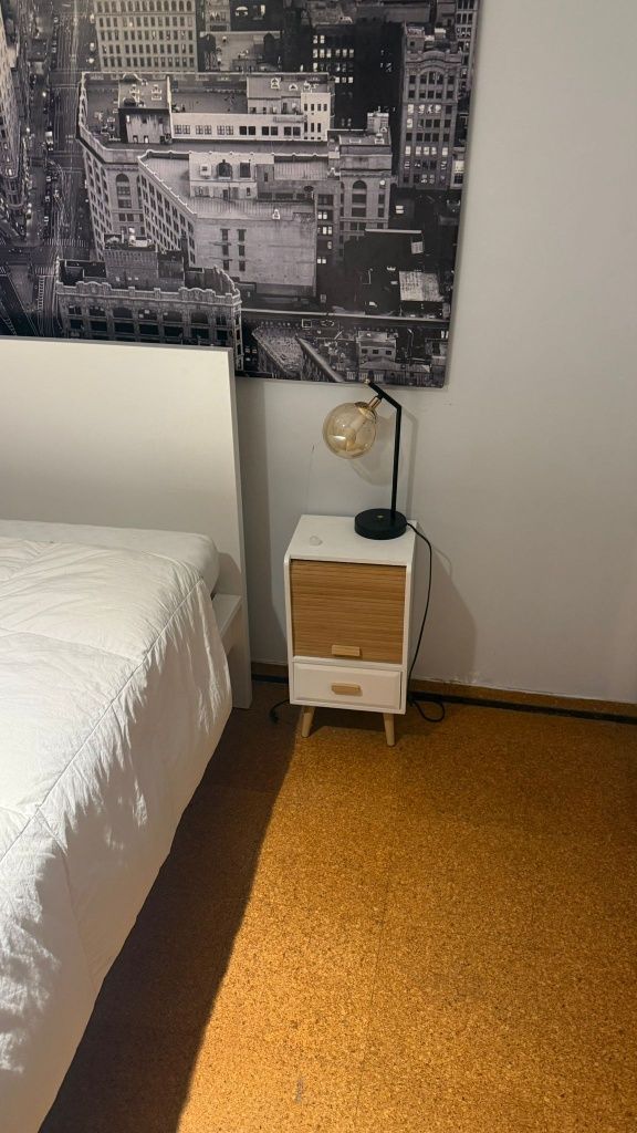 Cama com mesas de cabeceira e candeeiros