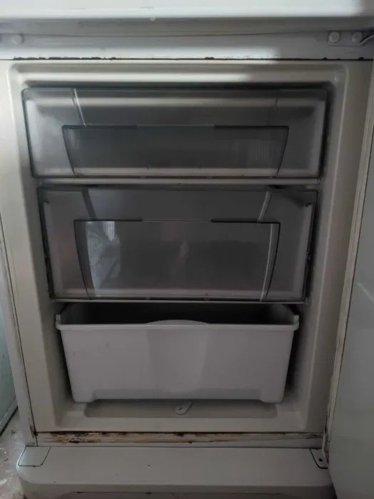 Холодильник с морозильником ARISTON