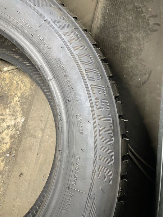 Bridgestone 205/60 R17 93H