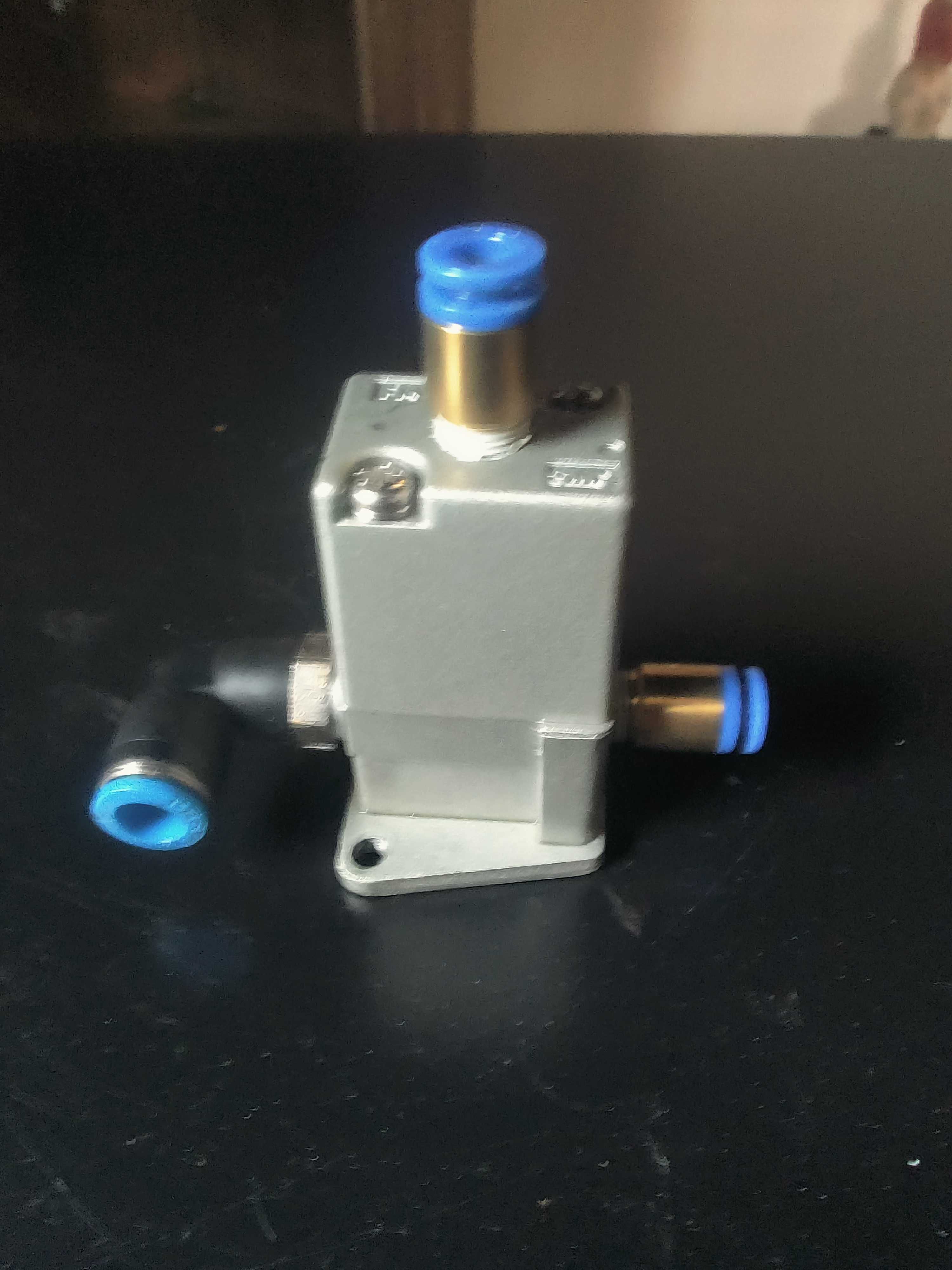 VTA301-01 SMC  Zawór 3/2 sterowany pneumatycznie SMC