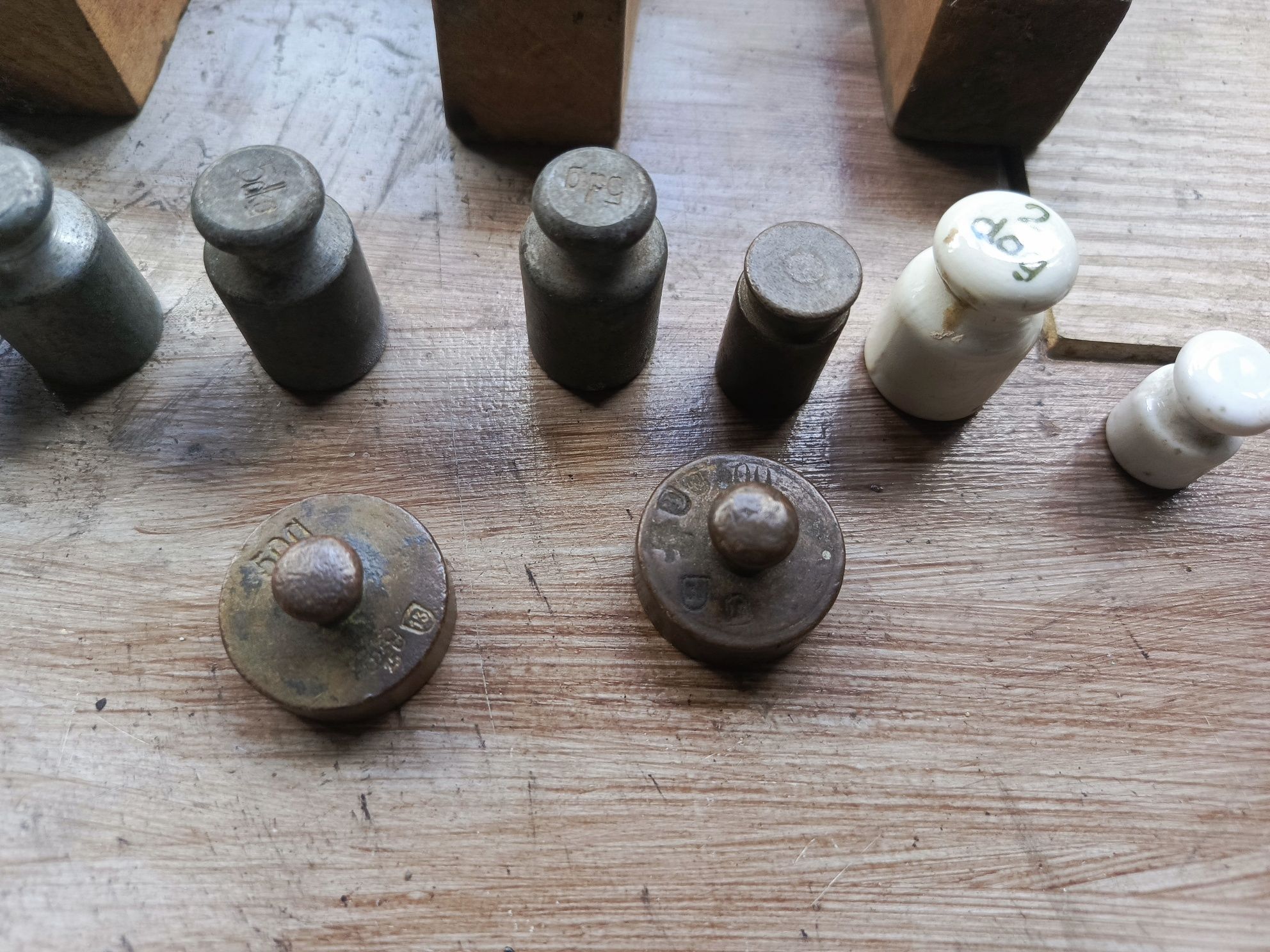 Odważniki ceramiczne PRL w drewnianych pudełkach zestaw