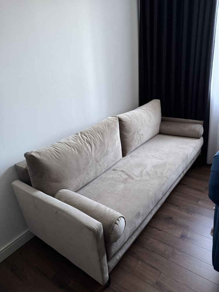 Sofa welurowa beżowa z funkcją spania jak Nowa