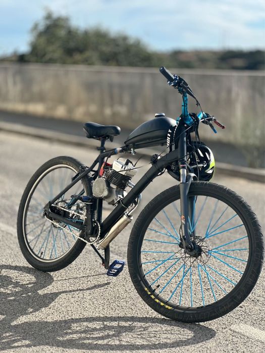 Motorizada 100cc anda muito barulho dela e de mota grande