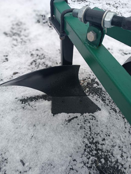 Продам плуг лемішний 2*20 тракторний.