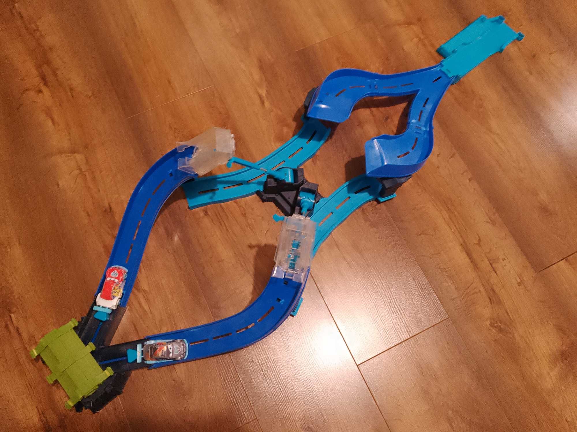 Tor samochodowy Mattel Cars 2 Wyścig w Tokio Tor wyrzutnia V3615