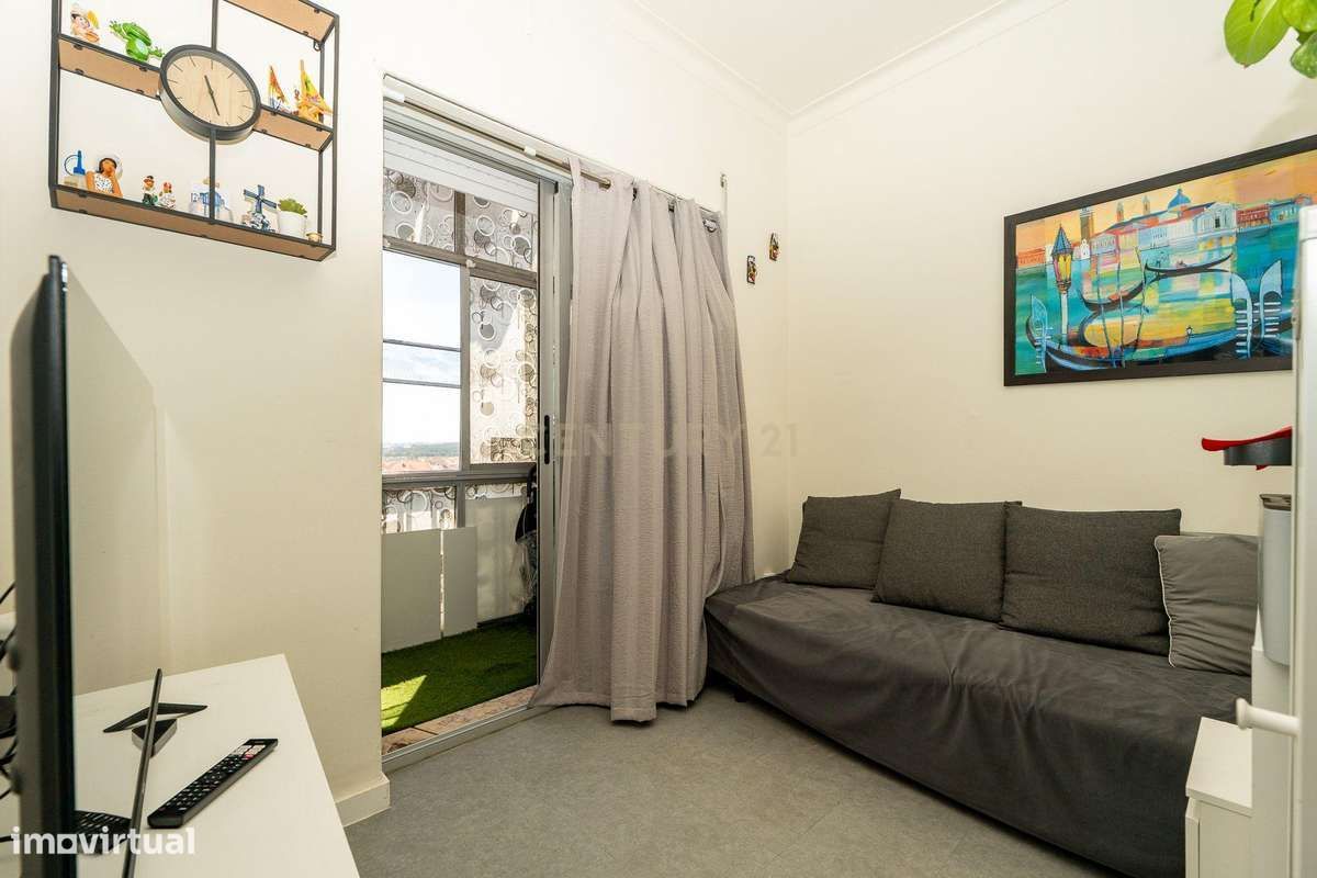 Apartamento T1 em Corroios com Luz Natural e Boa Localização