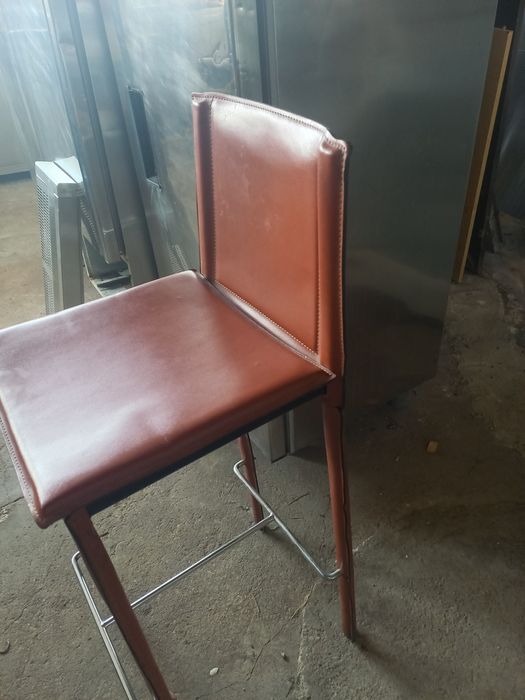 Bancos em cabedal 75cm de alto