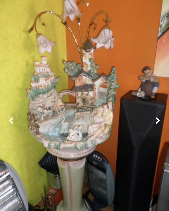 Fonte de agua com candeeiro