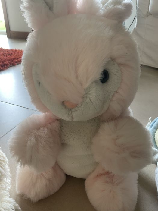 Vários peluches para criança.