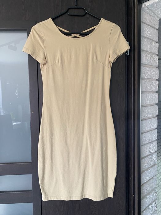 Sukienka ze sznurkiem na plecach