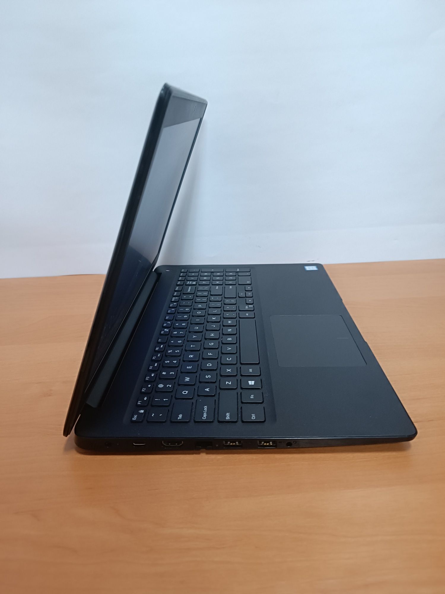Ноутбук Тонкий DELL 3500 i5 8265 8 по 3.9Ghz 8GB D4 SSD 256GB FullHD