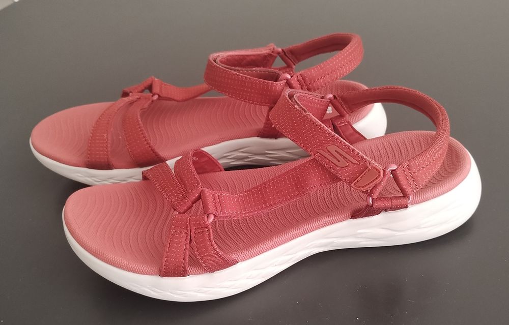 Оригінальні нові сандалі Skechers GOGA MAT розмір 40