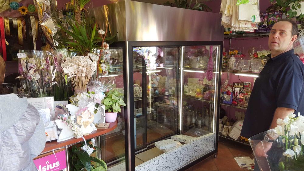 Chłodnia na kwiaty 120 cm. Wyposażenie kwiaciarni .