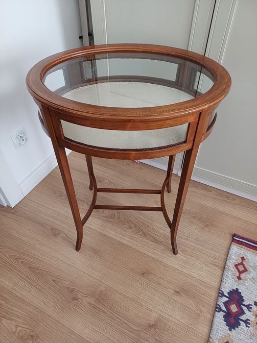 Stolik/ szafka z drewna z ozdobnymi elementami