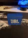 Coluna jbl azul.