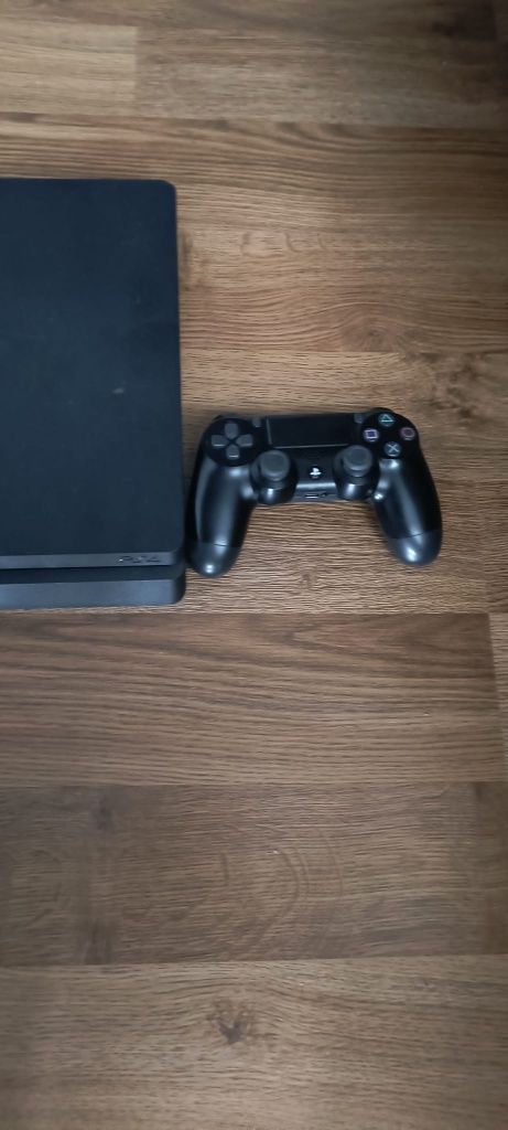 Konsola PlayStation 4+pad