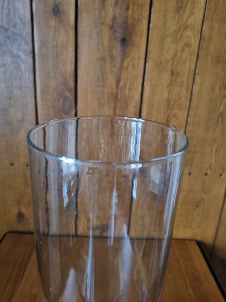 Długi prosty szklany wazon