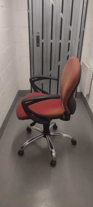 Fotel obrotowy Nowy Styl, czerwony