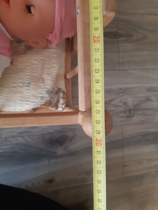 Kołyska z lalką wydającą dźwięki