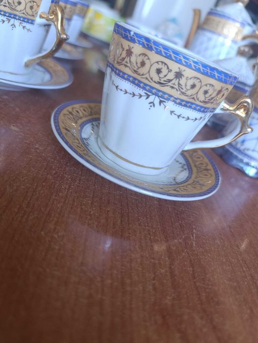 Conjunto de chá/café em porcelana com detalhes dourados