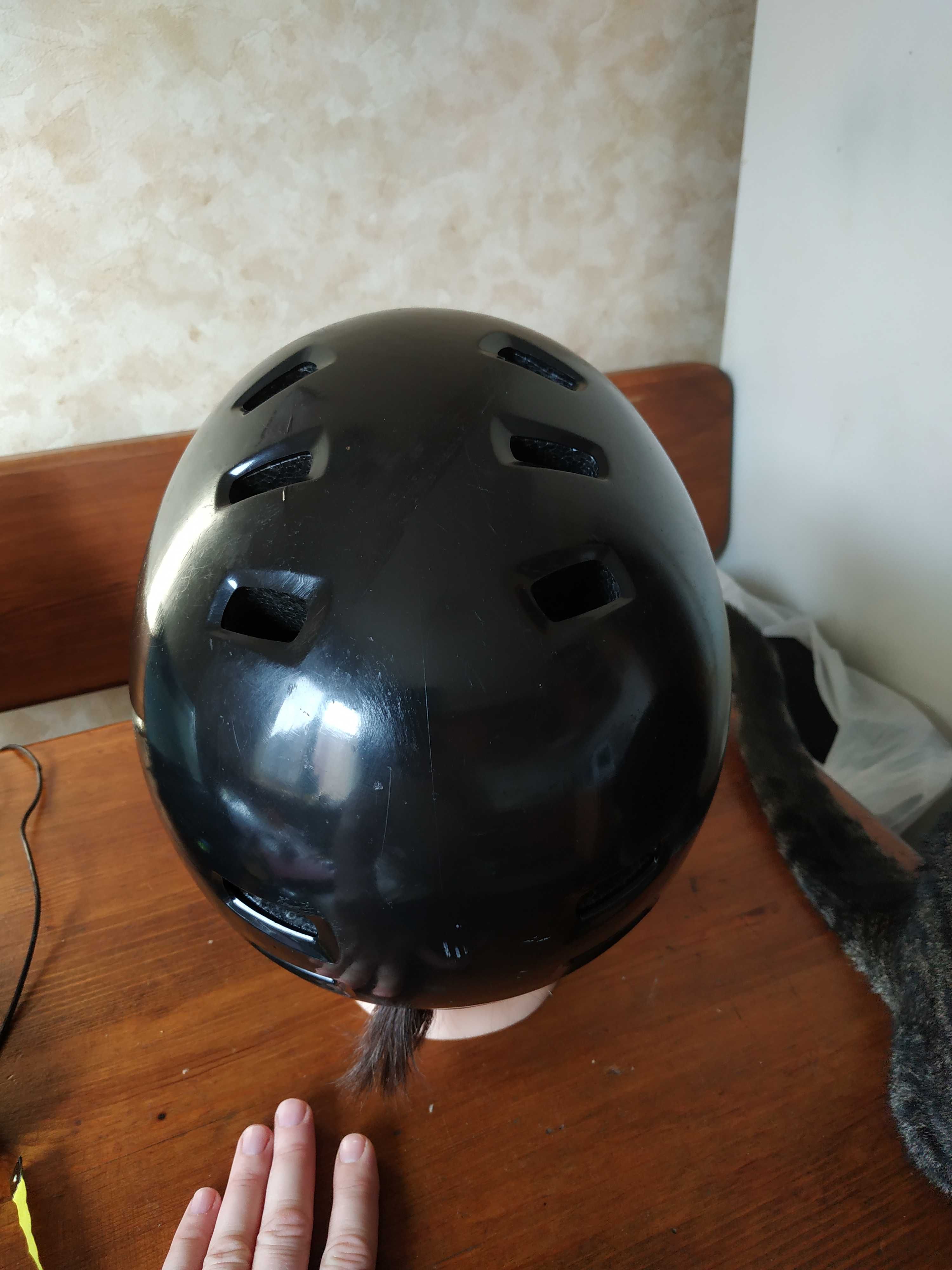 Черный защитный шлем для роликов, скейта, велосипеда 58-61 см
