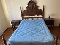 Quarto -Cama, cadeira e espelho